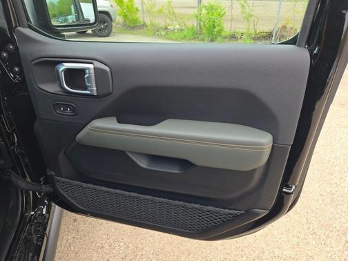 Black Clearcoat 2026 Jeep Gladiator Mojave