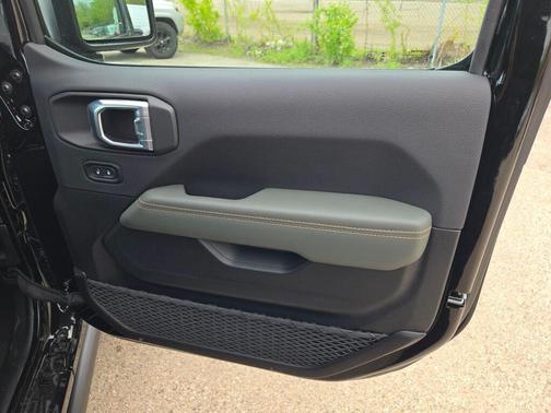 Black Clearcoat 2026 Jeep Gladiator Mojave