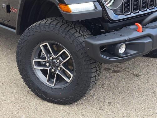 Black Clearcoat 2026 Jeep Gladiator Mojave