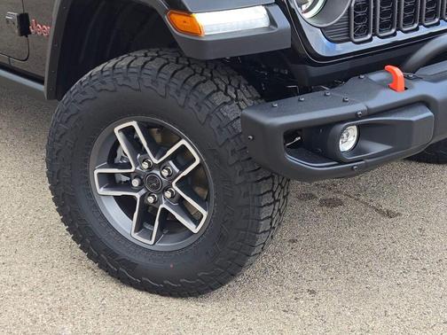Black Clearcoat 2026 Jeep Gladiator Mojave