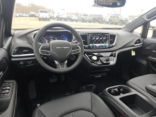 Diamond Black 2026 Chrysler Pacifica Select