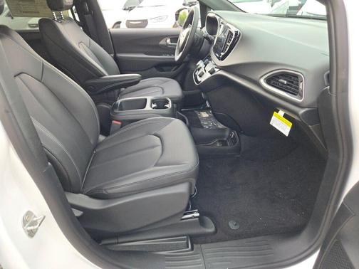 2025 Chrysler Voyager LX