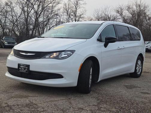 2025 Chrysler Voyager LX