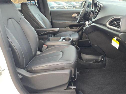 2025 Chrysler Voyager LX