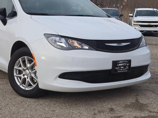 2025 Chrysler Voyager LX