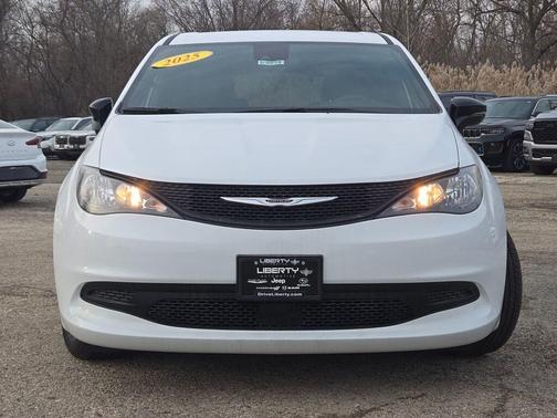 2025 Chrysler Voyager LX