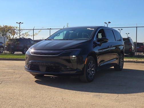 Diamond Black 2027 Chrysler Pacifica LIMITED