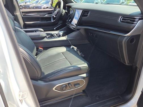 2024 Jeep Wagoneer Base