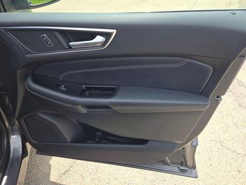 Magnetic 2017 Ford Edge Titanium
