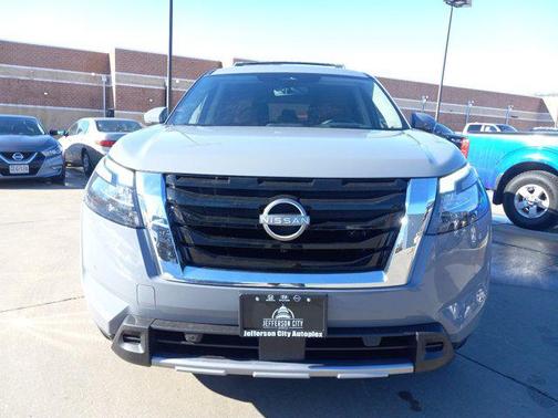 2025 Nissan Pathfinder Platinum 4WD