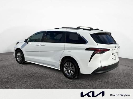 2022 Toyota Sienna LE