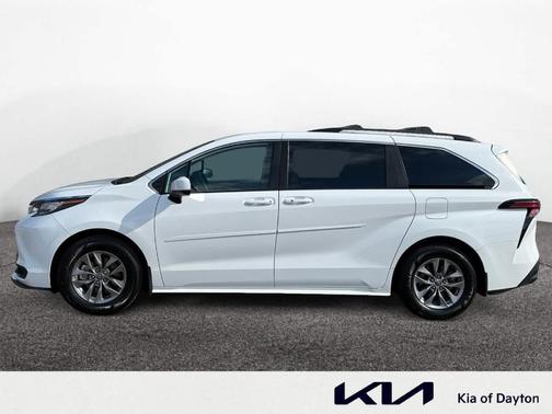 2022 Toyota Sienna LE
