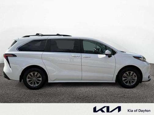2022 Toyota Sienna LE