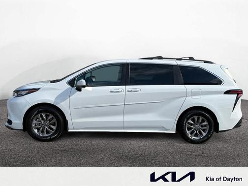 2022 Toyota Sienna LE