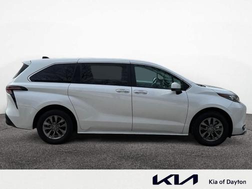 2025 Toyota Sienna XLE