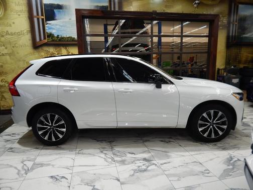 2024 Volvo XC60 B5 Core Dark Theme