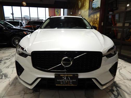 2024 Volvo XC60 B5 Core Dark Theme