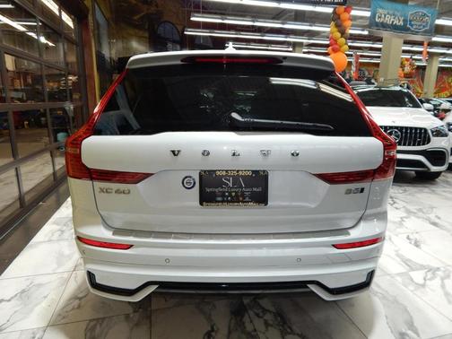 2024 Volvo XC60 B5 Core Dark Theme