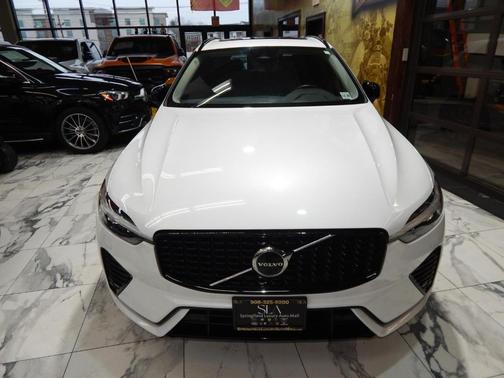 2024 Volvo XC60 B5 Core Dark Theme