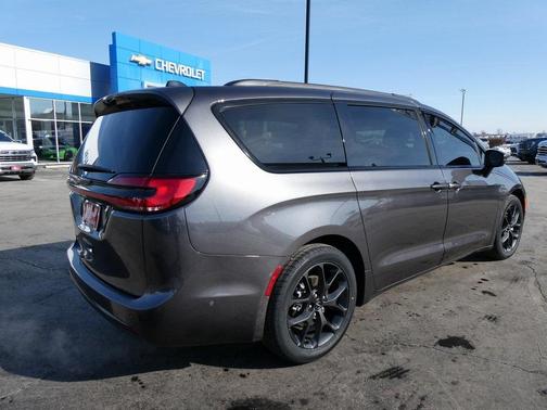 2023 Chrysler Pacifica Touring-L
