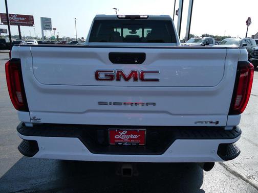 Summit White 2022 GMC Sierra 2500 AT4