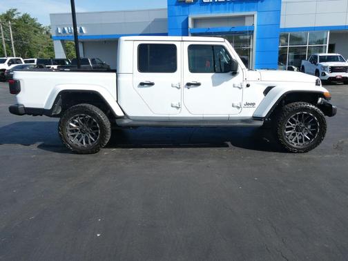 Bright White Clearcoat 2021 Jeep Gladiator Overland
