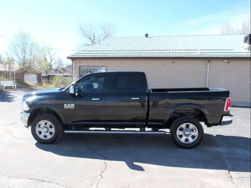 Brilliant Black Crystal Pearlcoat 2018 RAM 2500 Laramie Crew Cab 4x4 6'4' Box