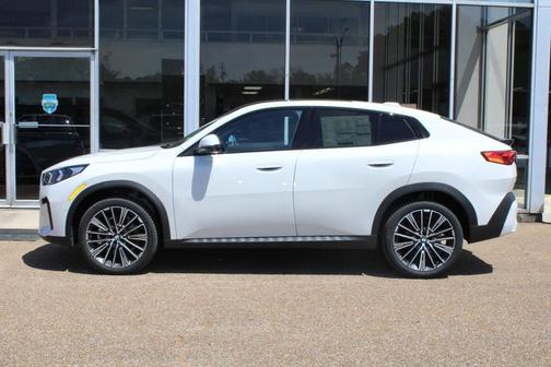 Alpine White 2026 BMW X2 xDrive28i