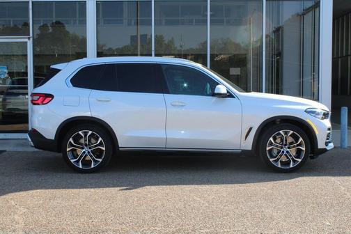 Mineral White Metallic 2023 BMW X5 sDrive40i