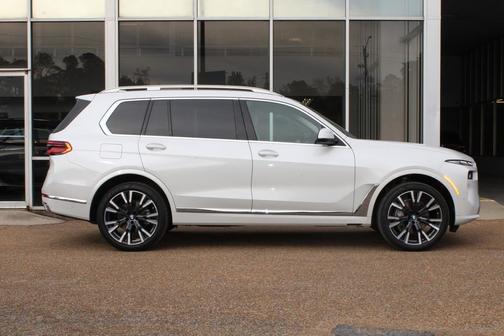 Mineral White Metallic 2024 BMW X7 xDrive40i
