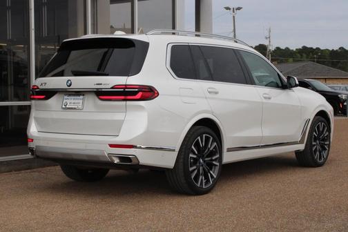 Mineral White Metallic 2024 BMW X7 xDrive40i