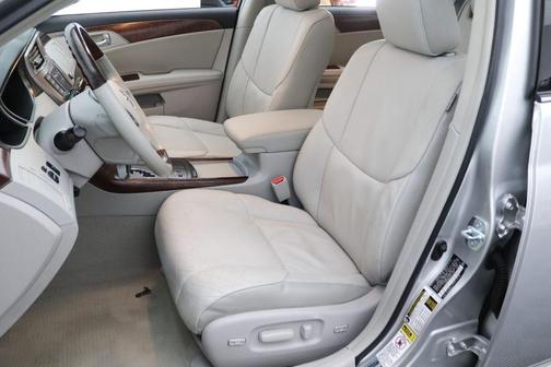 Classic Silver Metallic 2011 Toyota Avalon Limited