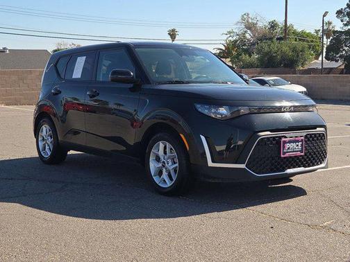 Fusion Black 2024 Kia Soul LX