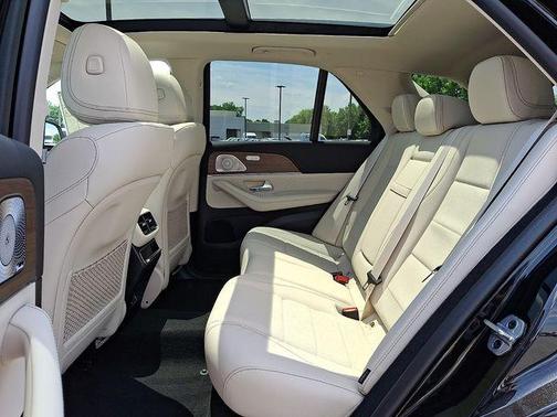 Obsidian Black Metallic 2026 Mercedes-Benz GLE 450 4MATIC