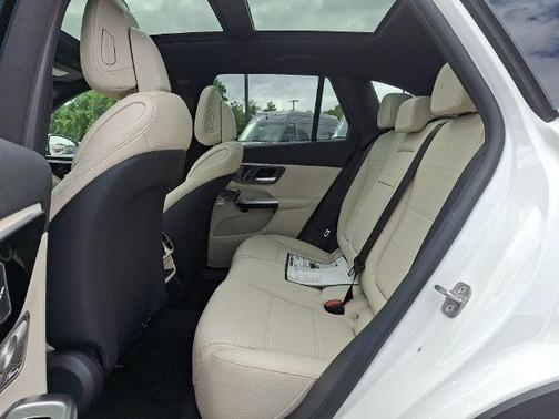 Polar White 2027 Mercedes-Benz GLC 300