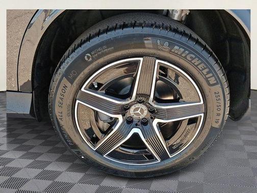 Graphite Gray Metallic 2026 Mercedes-Benz GLC 300 Base 4MATIC
