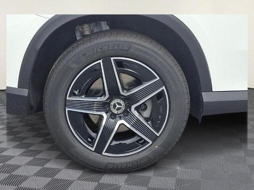 Polar White 2027 Mercedes-Benz GLC 300