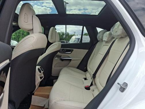 Polar White 2027 Mercedes-Benz GLC 300