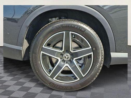 Graphite Gray Metallic 2026 Mercedes-Benz GLC 300 Base 4MATIC