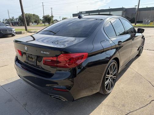 black 2019 BMW 540 i