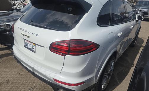Carrara White Metallic 2017 Porsche Cayenne Cayenne S E-Hybrid Platinum Edition