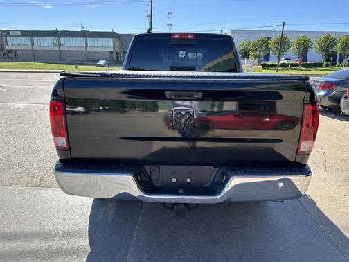 Brilliant Black Crystal Pearlcoat 2018 RAM 1500 SLT