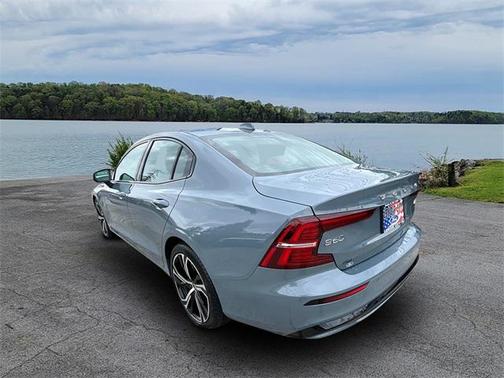 2024 Volvo S60 B5 Core Dark Theme