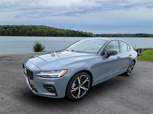 2024 Volvo S60 B5 Core Dark Theme