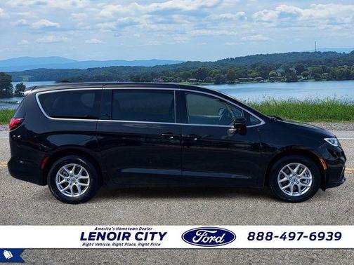 Brilliant Black Crystal Pearlcoat 2023 Chrysler Pacifica Touring-L