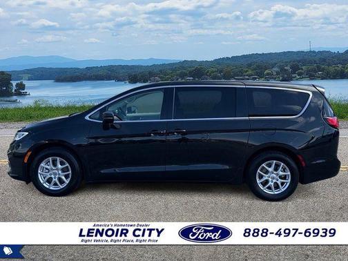 Brilliant Black Crystal Pearlcoat 2023 Chrysler Pacifica Touring-L