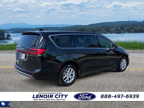 Brilliant Black Crystal Pearlcoat 2023 Chrysler Pacifica Touring-L