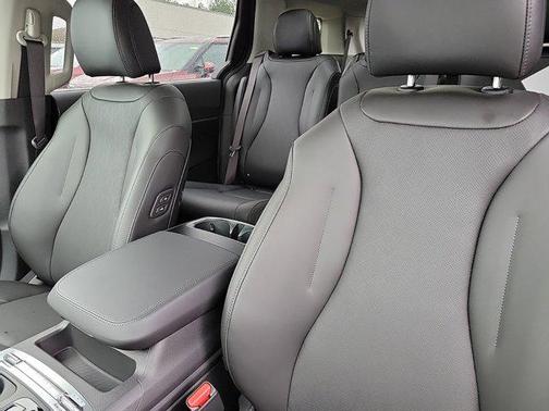 2025 Kia Carnival SX