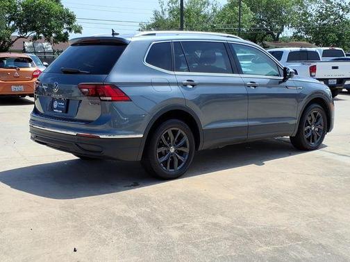 Platinum Gray Metallic 2024 Volkswagen Tiguan 2.0T SE