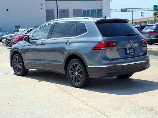 Platinum Gray Metallic 2024 Volkswagen Tiguan 2.0T SE